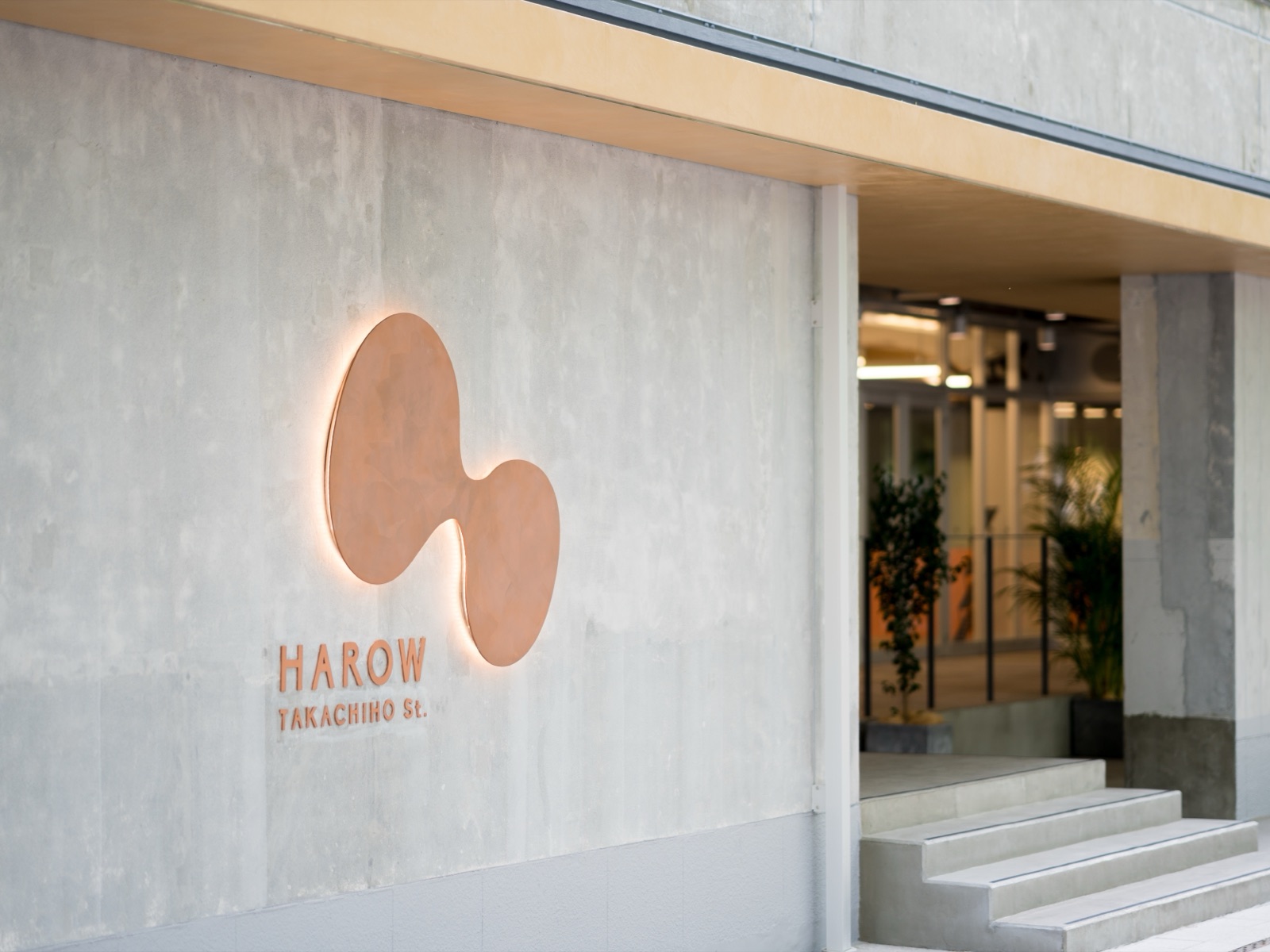 MOCが入る HAROW 高千穂通のサインとエントランス