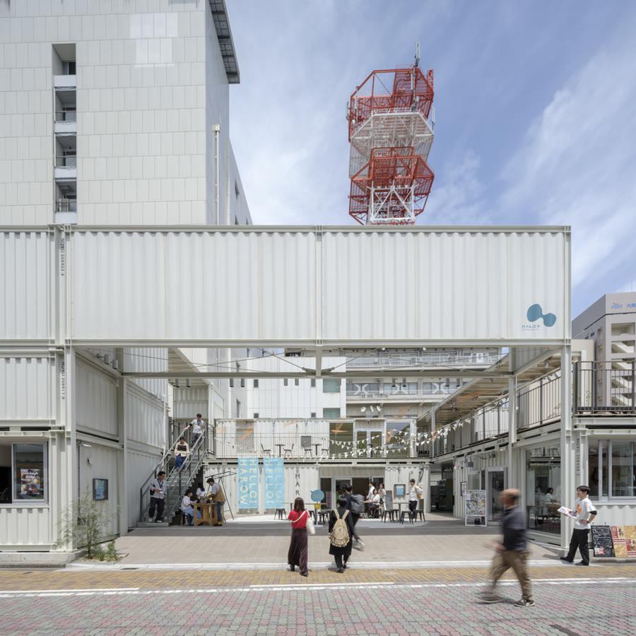 HAROW 広島通の外観。コンテナを積んだ建物と中庭
